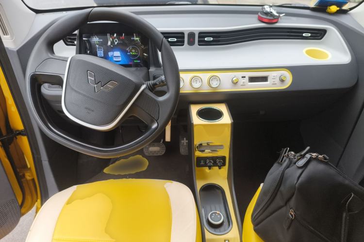 Used Wuling Hongguang MINIEV 2022 Macaron Premium Model – Lithium Ternary Battery Center Console