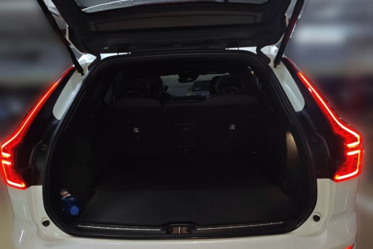 Used Volvo XC60 2019 T5 4x4 Smart & Dynamic Sport Edition China VI Standard Trunk