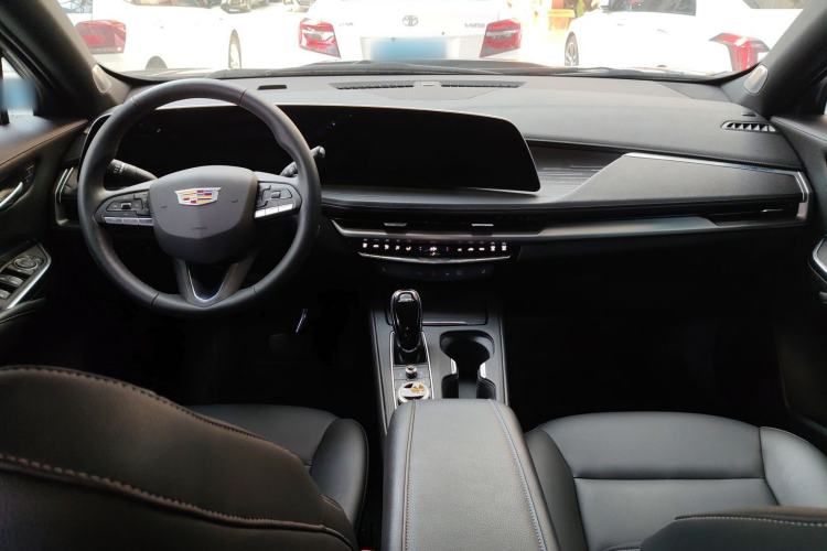 Used Cadillac XT4 2024 Facelift 28T Two-Wheel-Drive Luxury Version Center Console