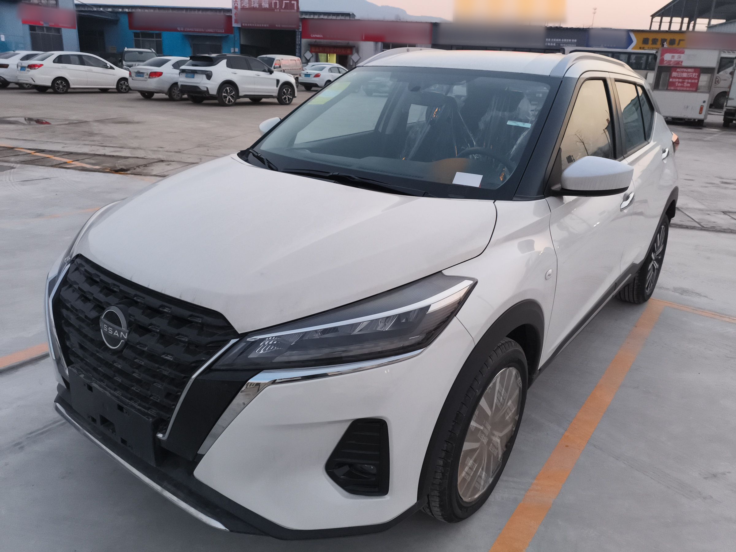 تحت مقدمة السيارة