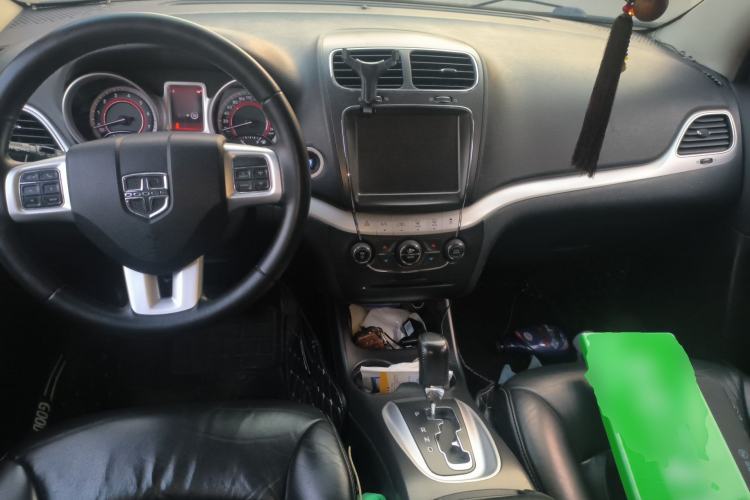 Used Dodge Journey 2013 2.4L Two-Wheel Drive Luxury Version Center Console