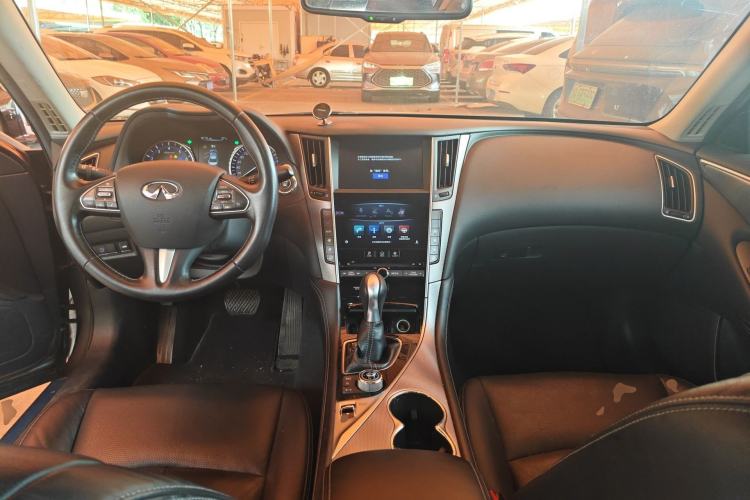 Used Infiniti Q50L 2016 2.0T Enjoyment Edition Center Console