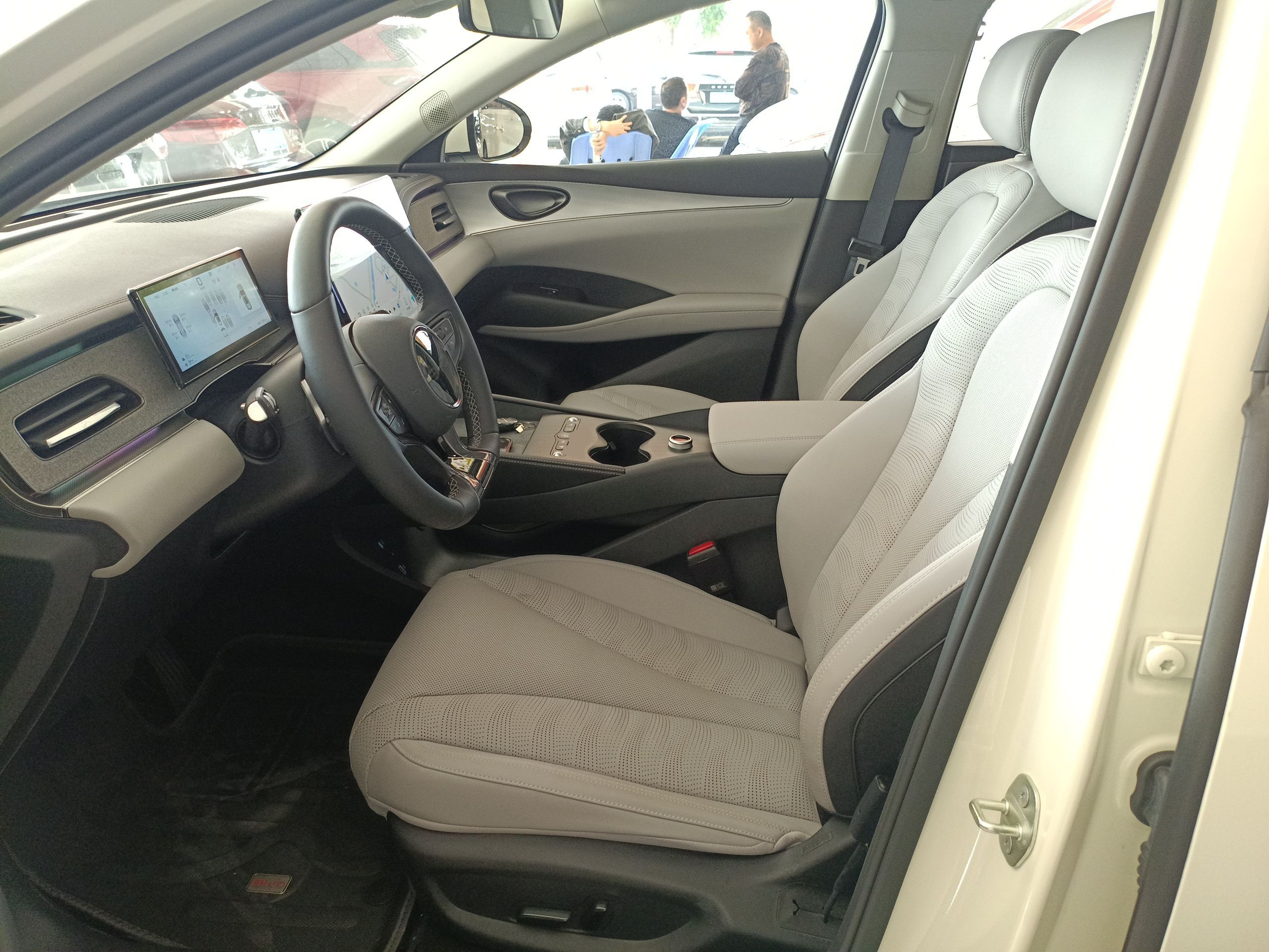 Переднее сиденье в автомобиле