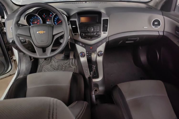 Used Chevrolet Cruze 2013 1.8L SE AT Center Console