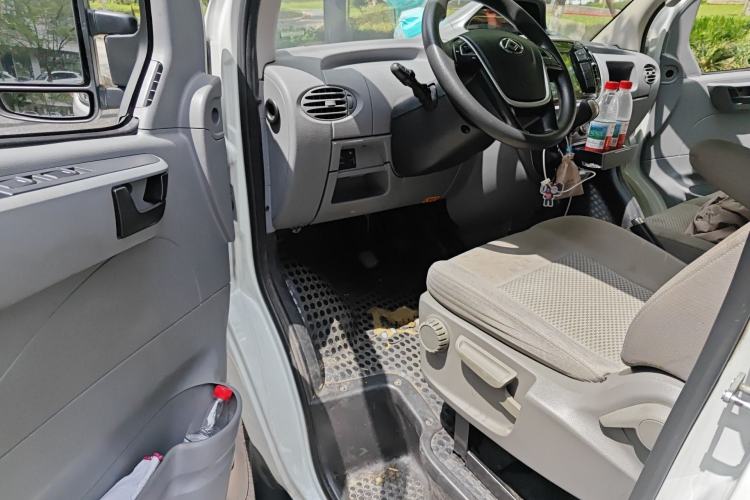 Used SAIC MAXUS Xintu V80 2021 2.0T Manual Classic City Delivery King Short Wheelbase Mid-Roof Design 3 Seats
