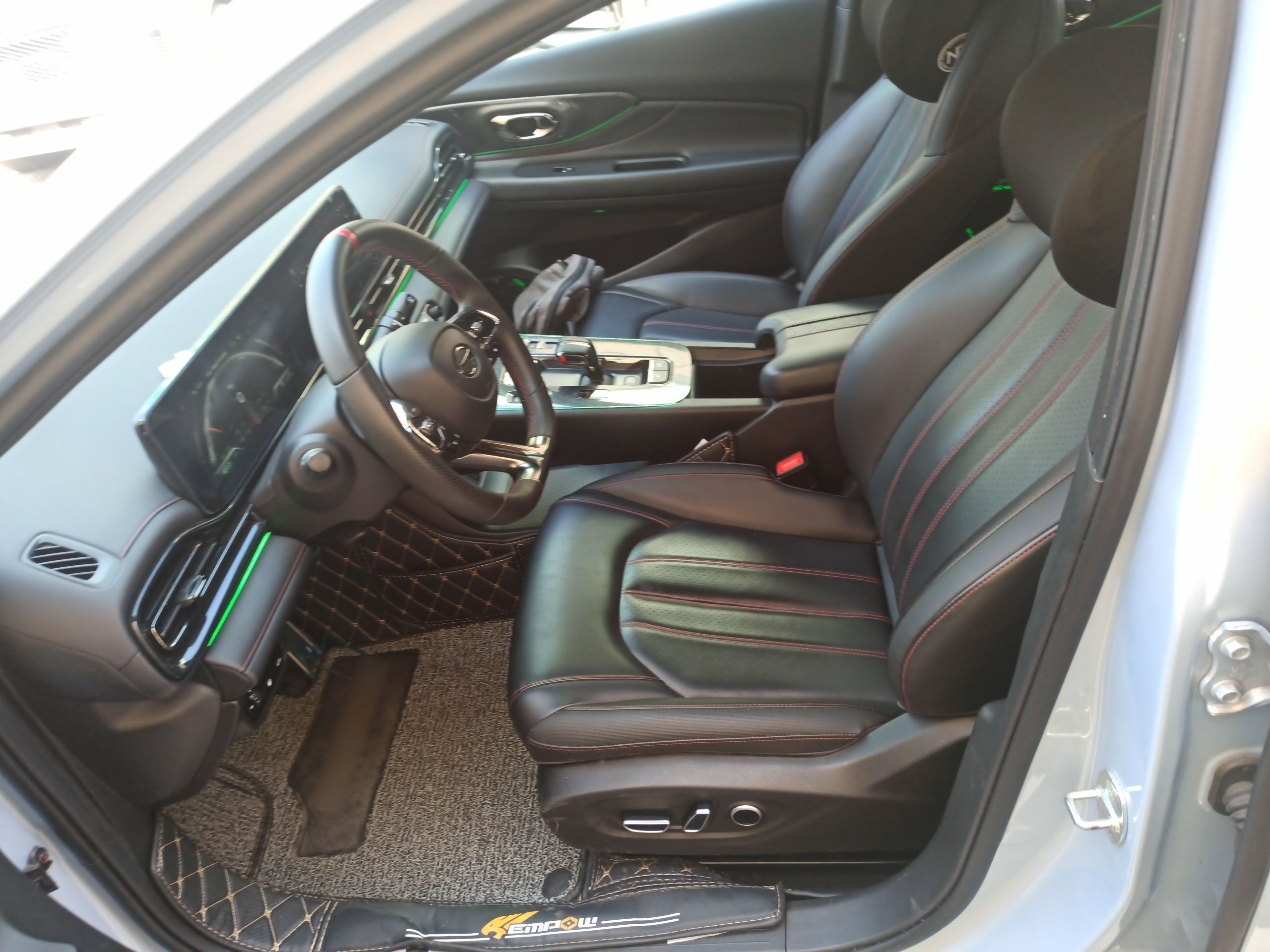 Переднее сиденье в автомобиле