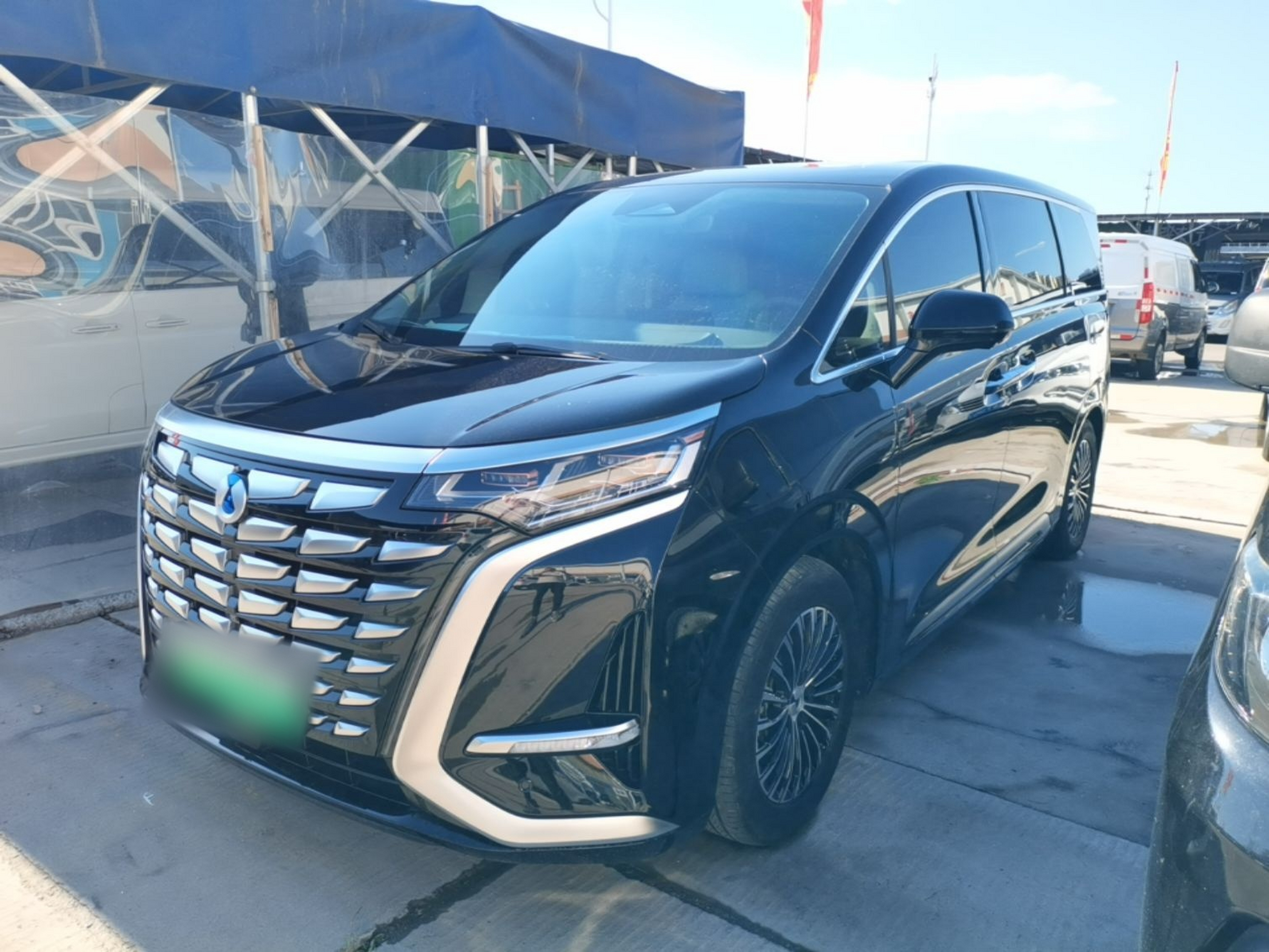 Под передней частью автомобиля