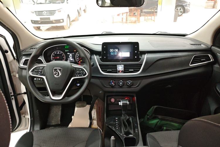 Used Baojun 730 2019 1.5T CVT Fashion Model 7 Seats China VI Emission Standard Center Console