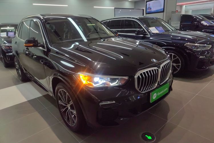 Used BMW X5 2020 xDrive30i M Sport Package Front Right 45 Deg
