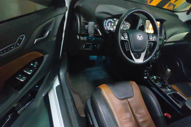 Used BYD Qin New Energy 2015 1.5T Dual-Crown Flagship Plus Edition Driver Seat