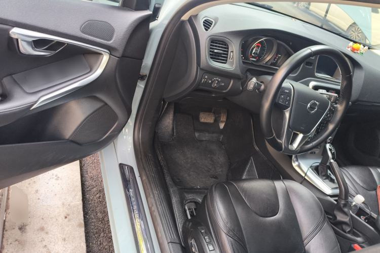 Used Volvo V40 2017 T3 Zhiya Edition
