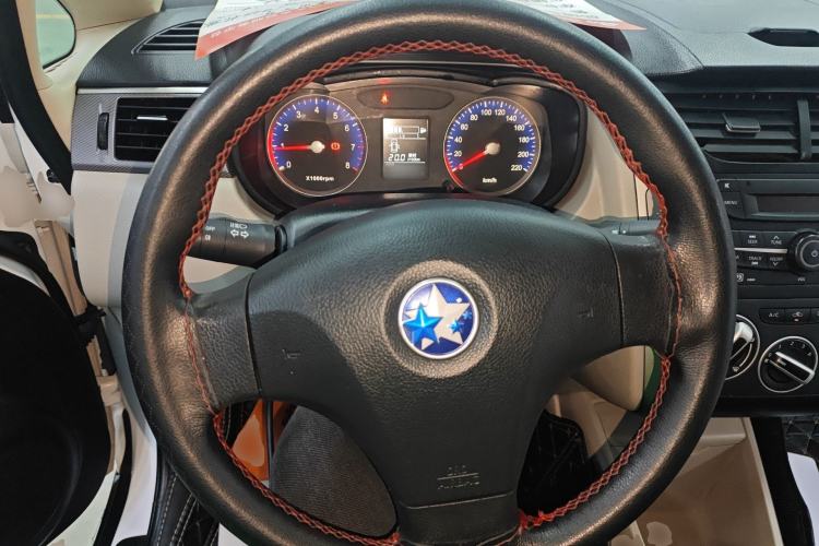 Used Venucia R50 2015 1.6L Manual Fashion Edition
