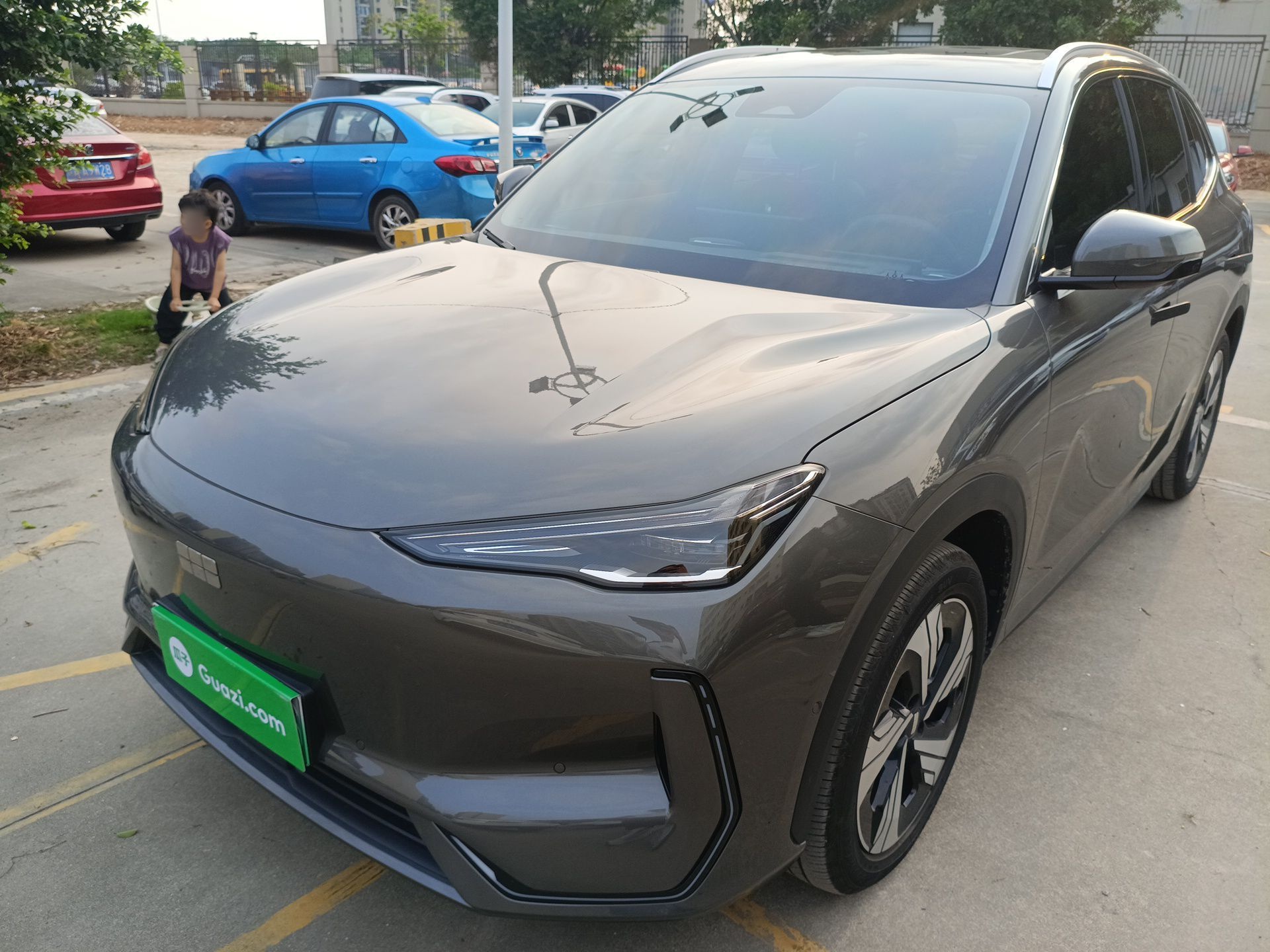 Под передней частью автомобиля