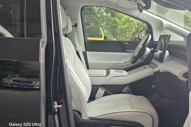 Used XPeng X9 2024 702 Ultra-Long Range Max Right Front Seat