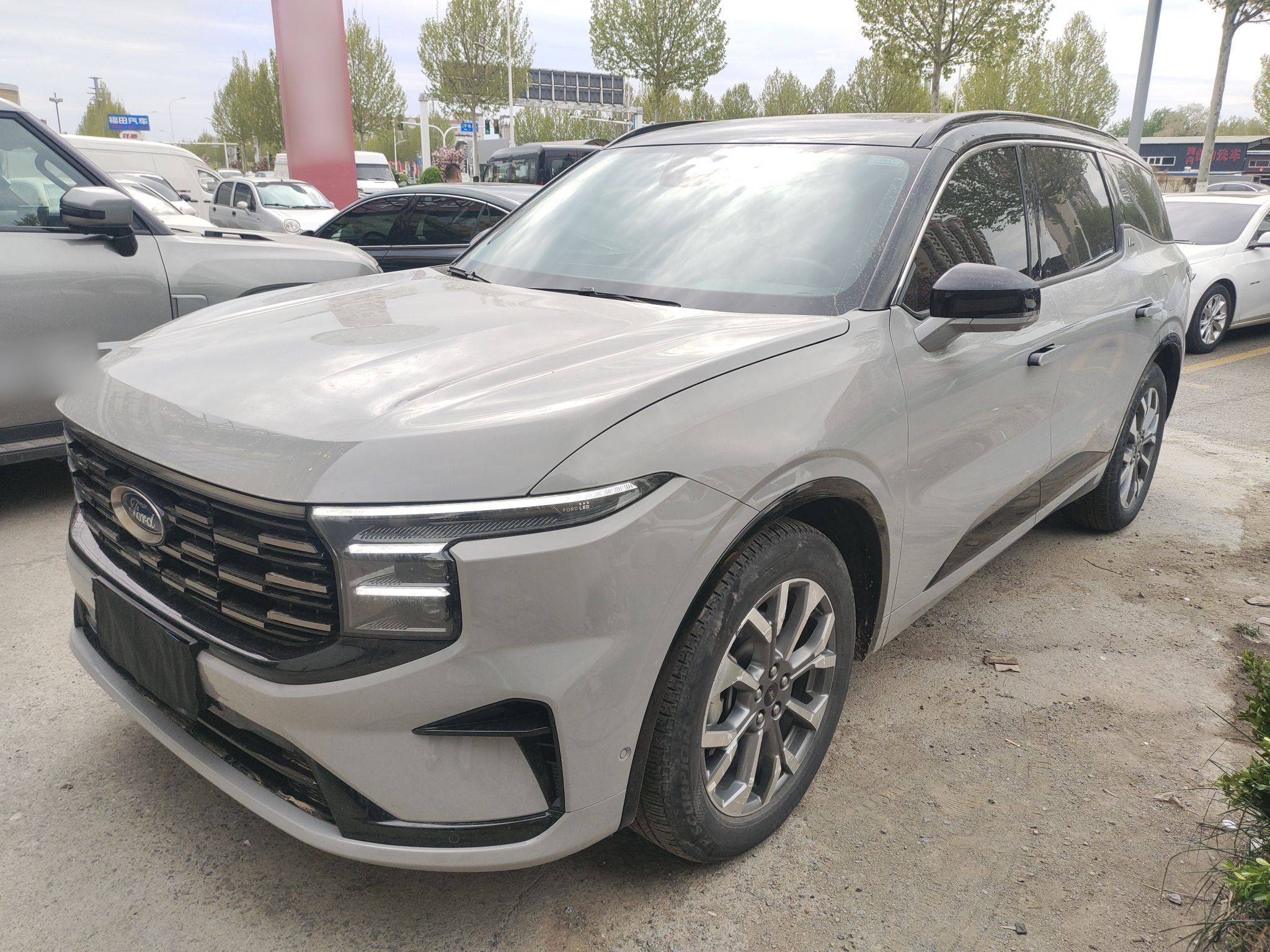 تحت مقدمة السيارة