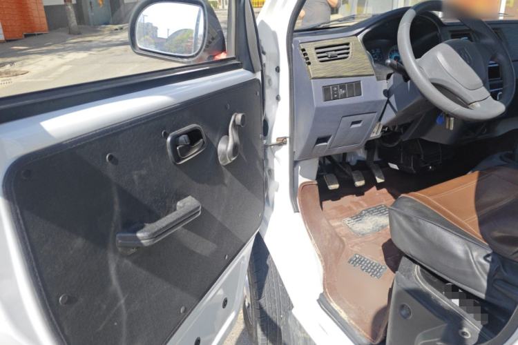 Used Jinbei Hiace X30 2023 1.5L Super-Comfortable Passenger Van 5/6/7-Seater Non-Air-Conditioned Version Model SWC15M
