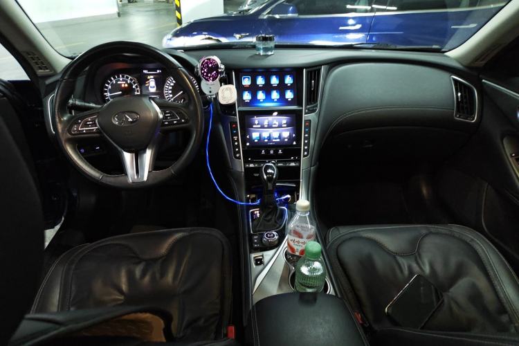 Used Infiniti Q50L 2018 2.0T Enjoyment Version China V Standard Center Console