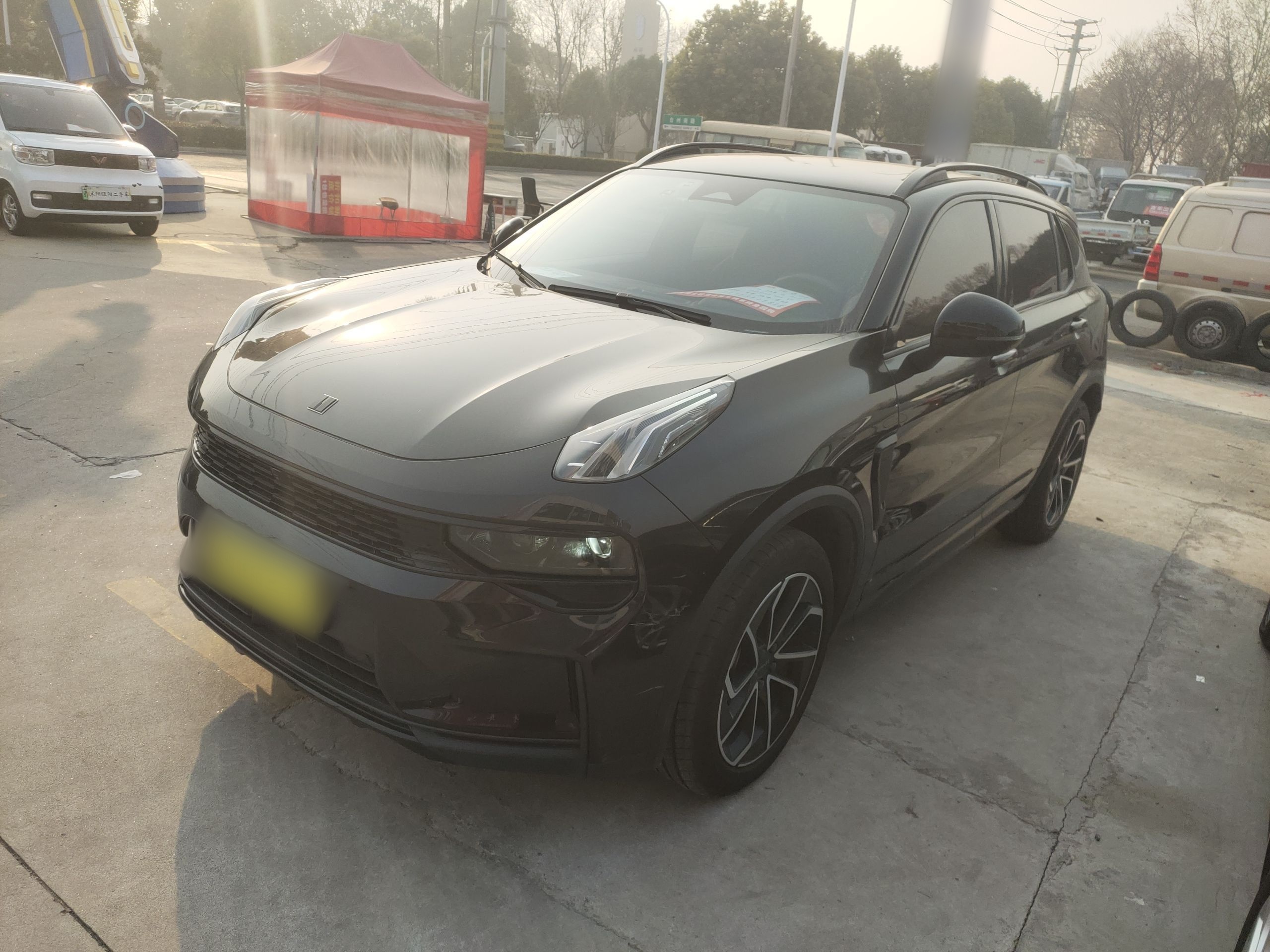 Под передней частью автомобиля