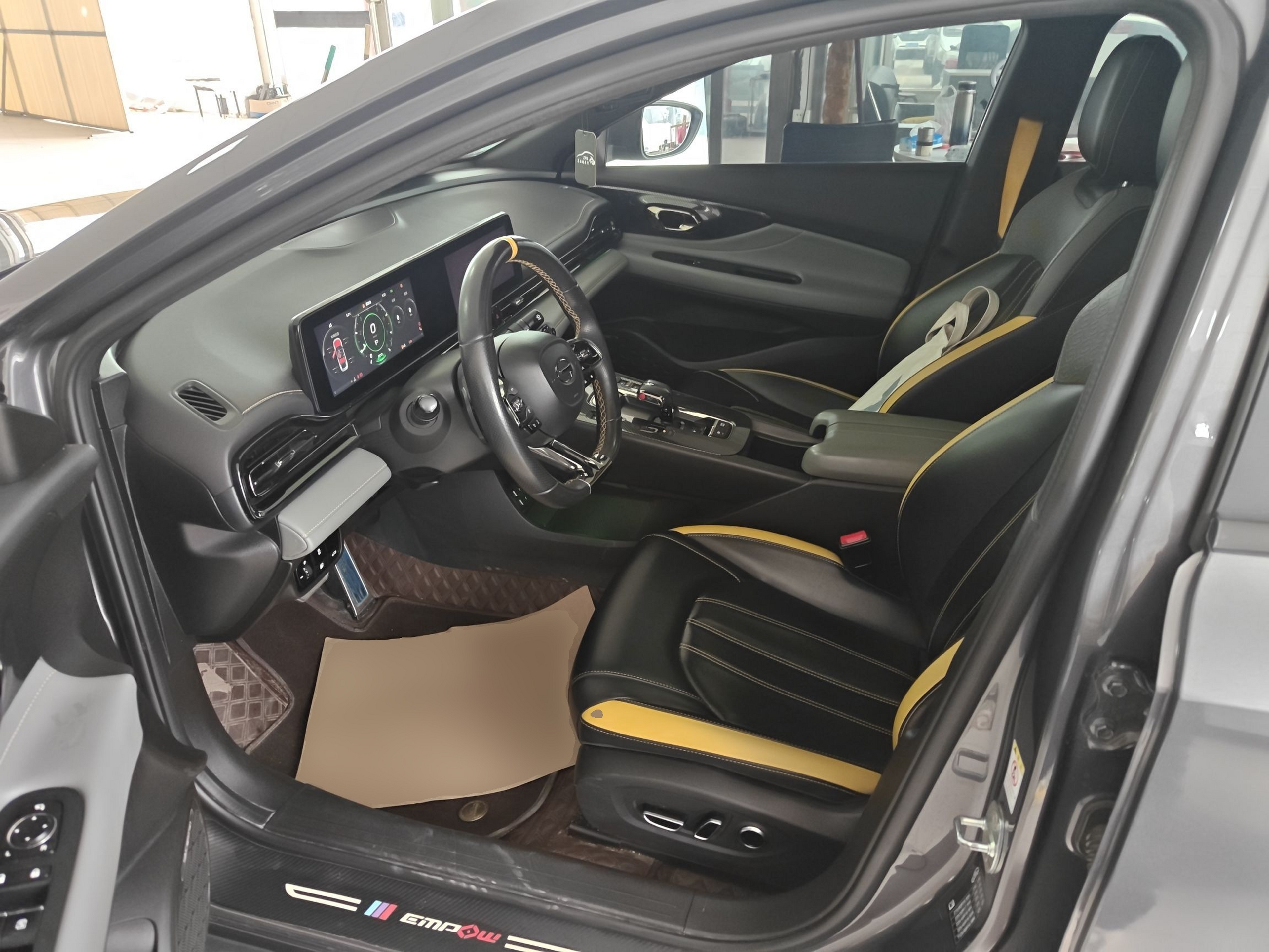 Переднее сиденье в автомобиле