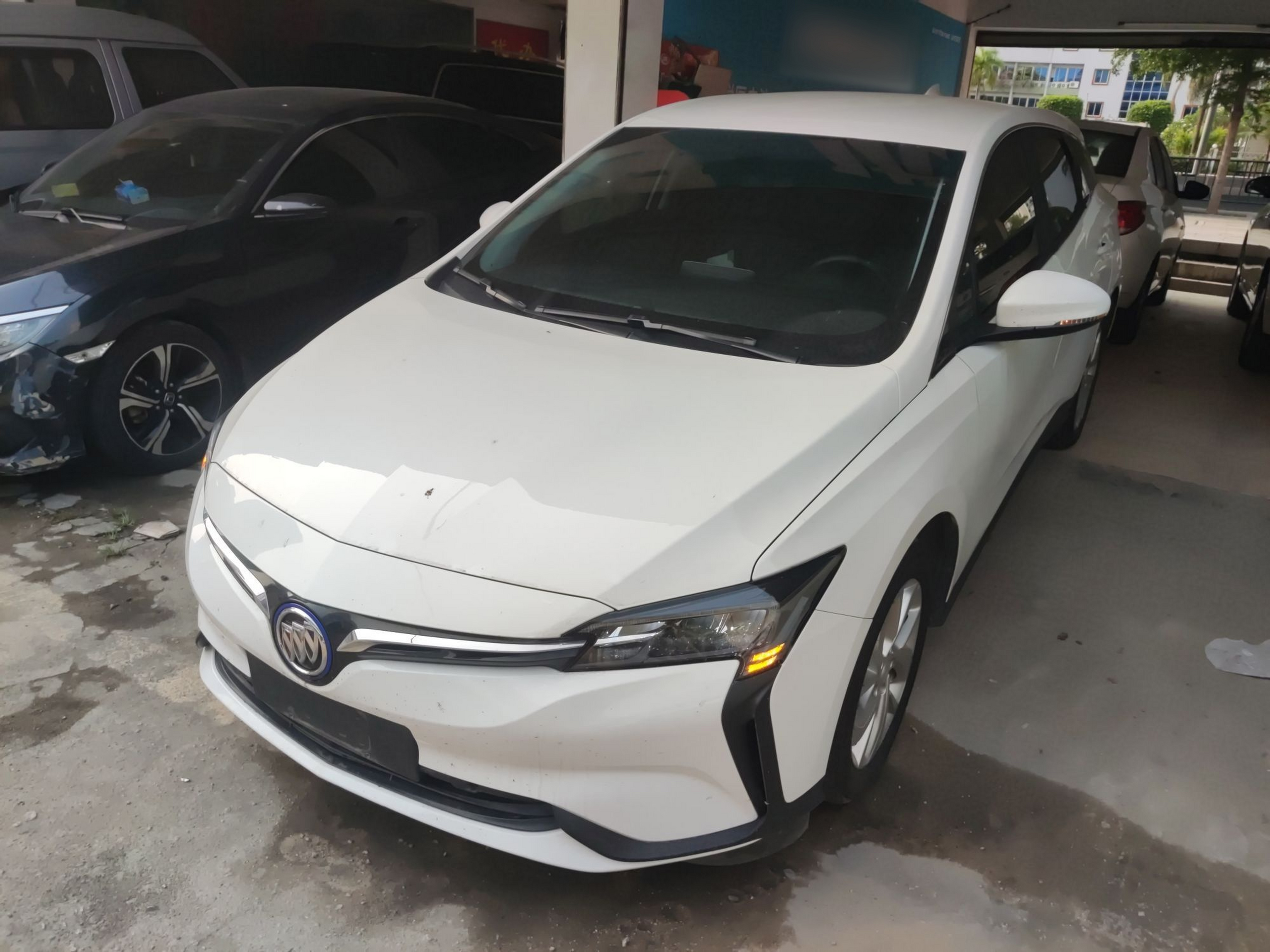 تحت مقدمة السيارة