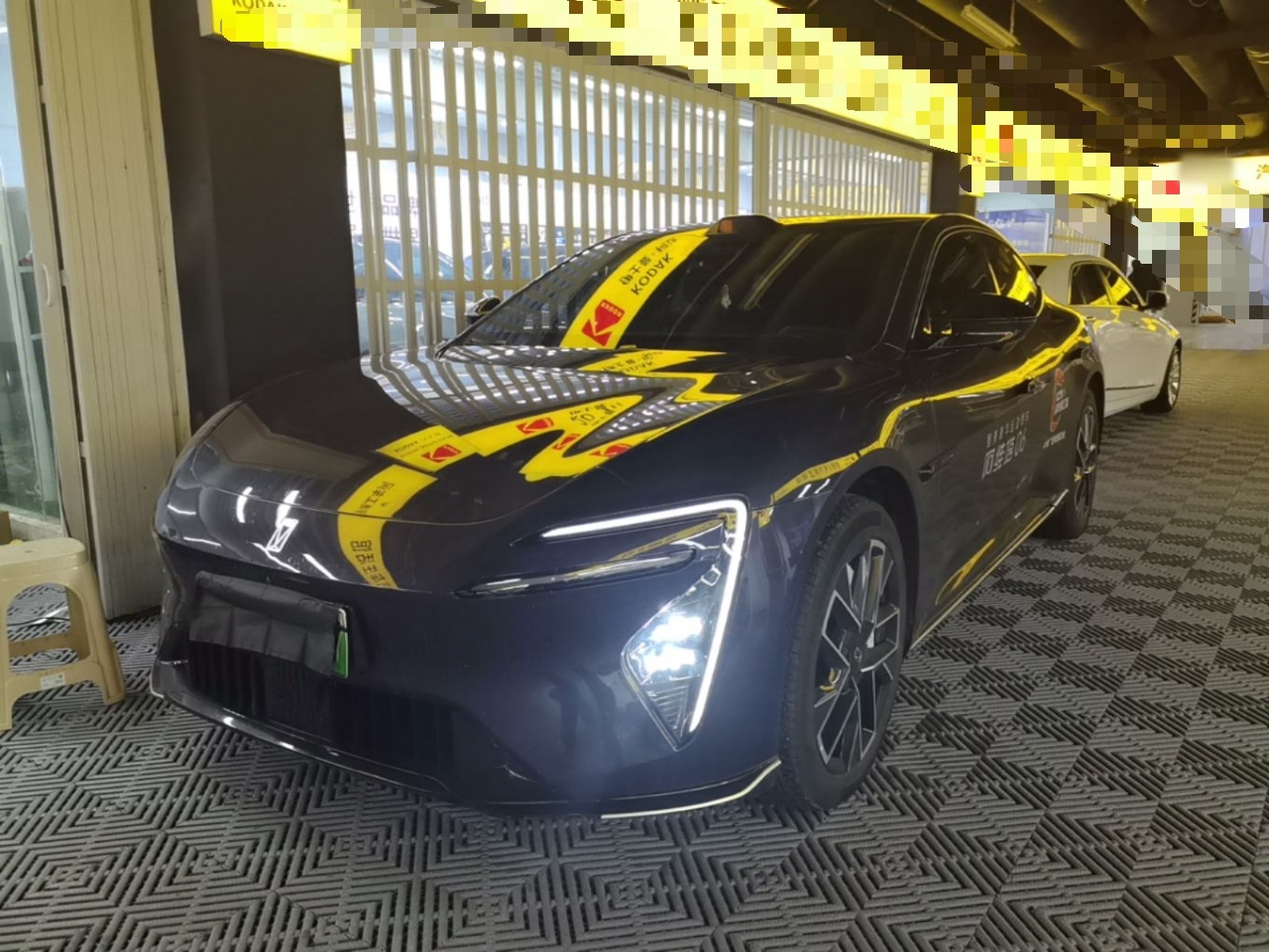 تحت مقدمة السيارة