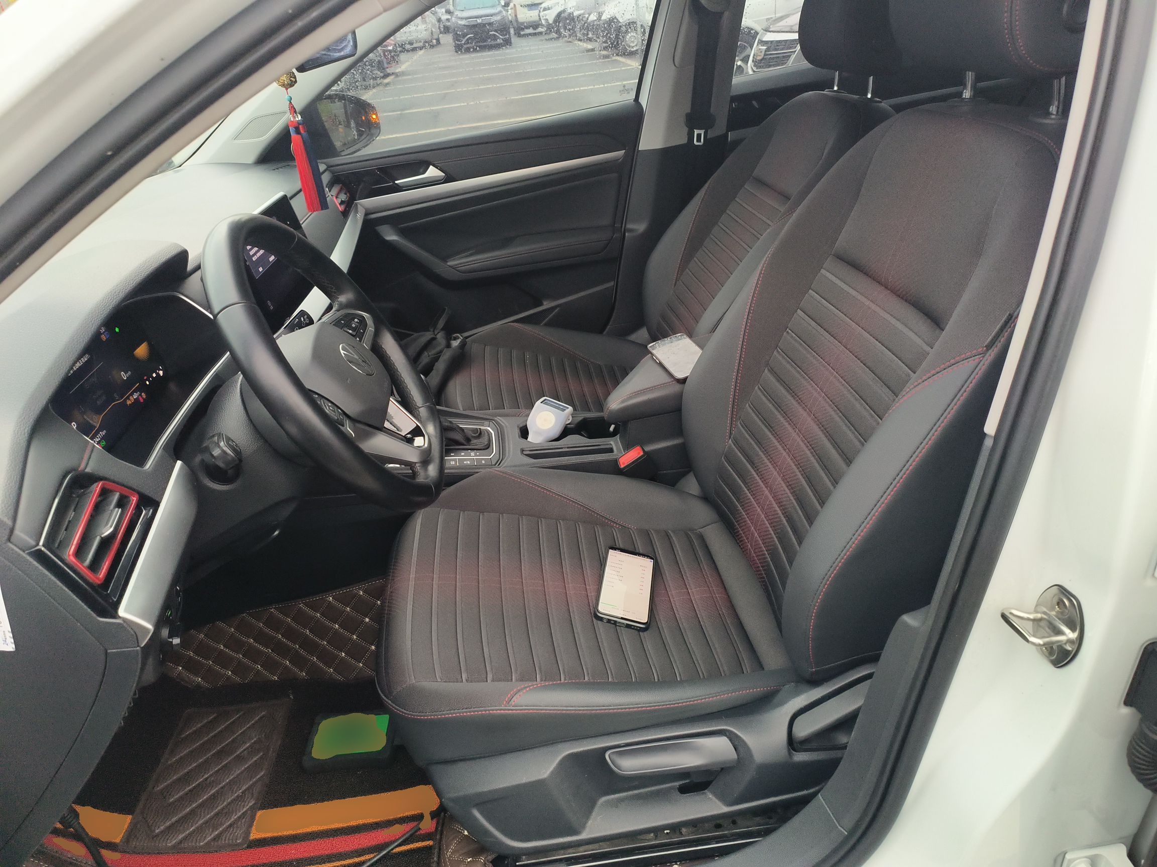 Переднее сиденье в автомобиле