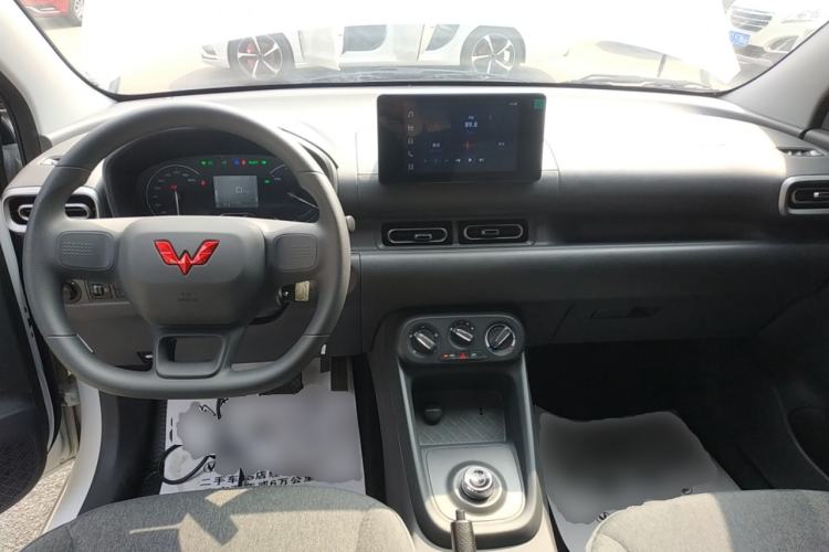 Used Wuling Hongguang New Energy 2025 Extended-Range Hybrid 50KM Comfort Version Center Console
