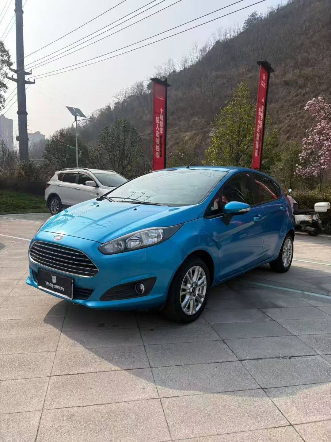 تحت مقدمة السيارة