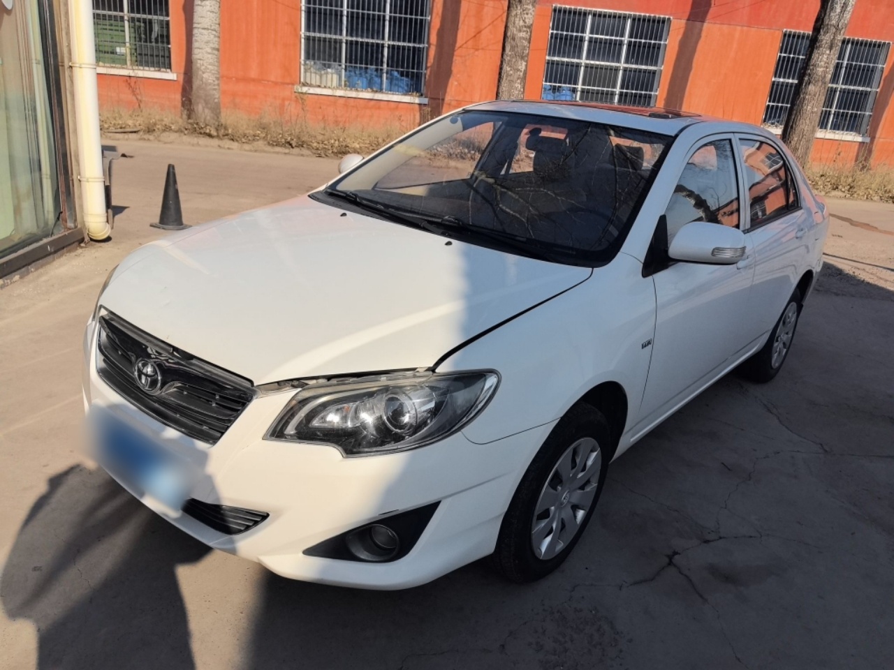 Под передней частью автомобиля