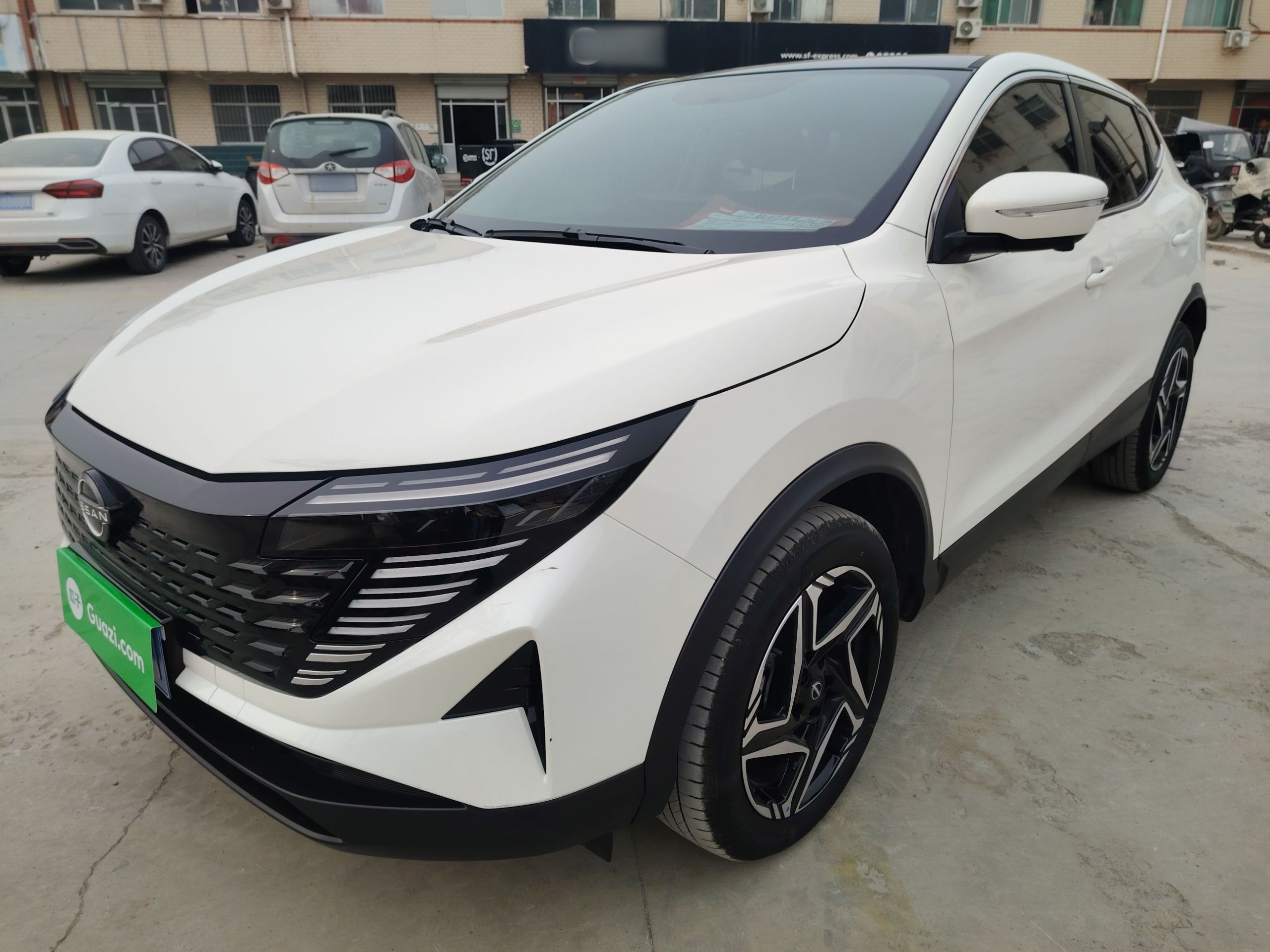 تحت مقدمة السيارة