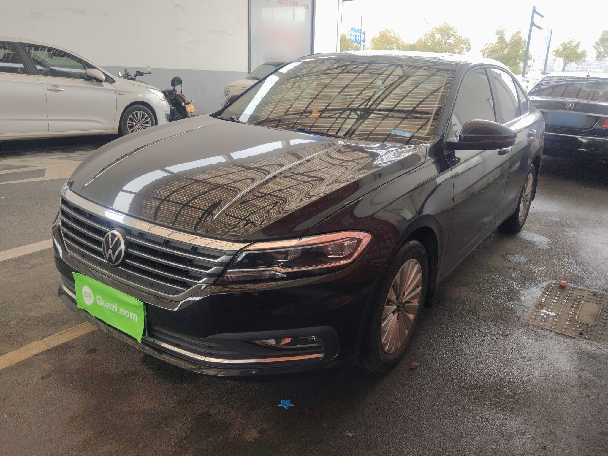 Под передней частью автомобиля