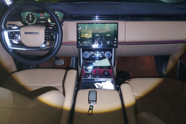 Used Land Rover Range Rover 2023 3.0 L6 400 PS Prestige Seven-Seater Extended Version
