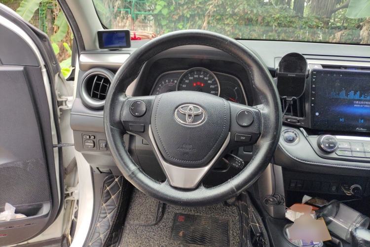 Used Toyota RAV4 2016 2.0L CVT Two-Wheel Drive Fashion Edition China V Standard
