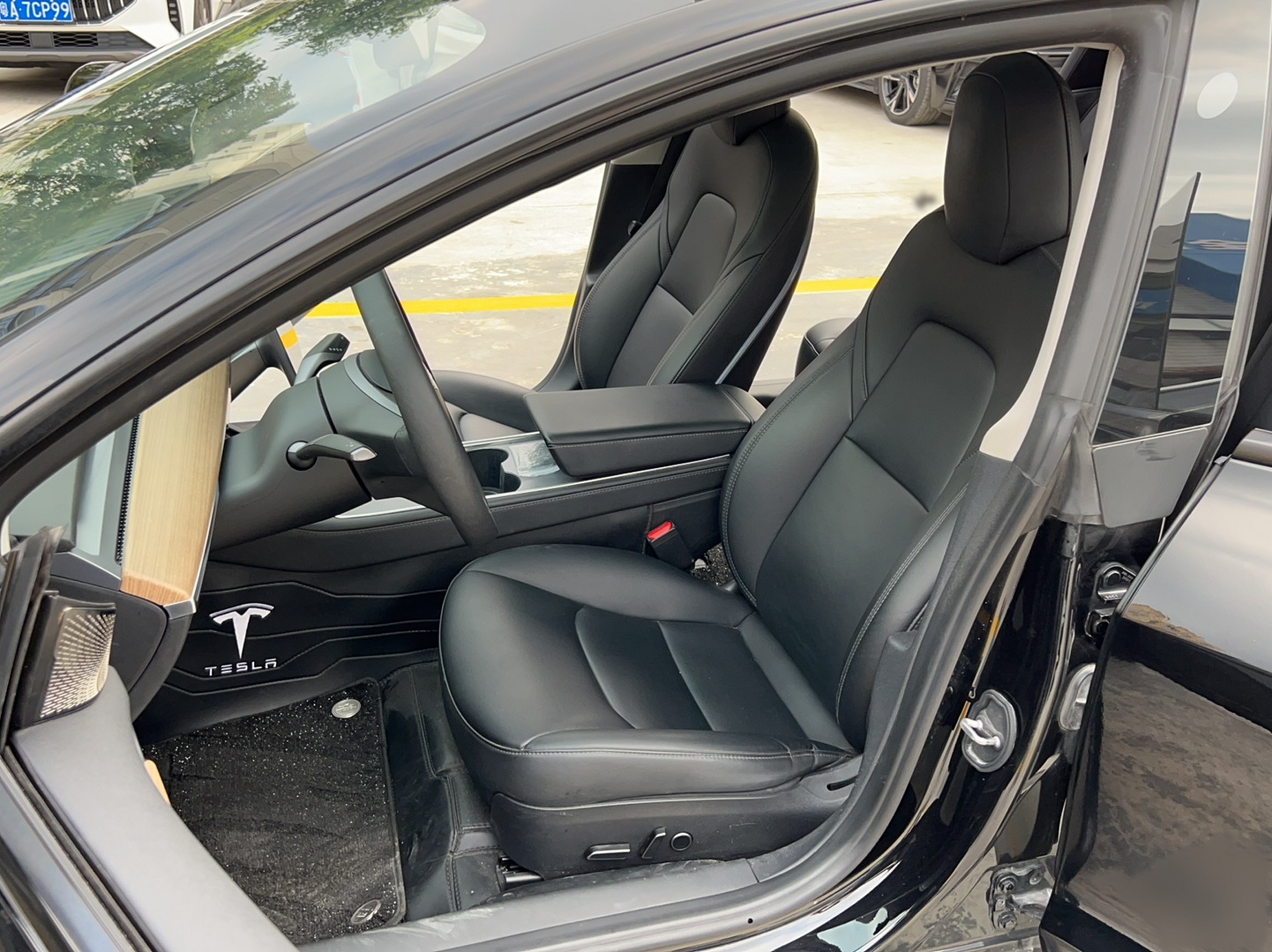 المقاعد الأمامية داخل السيارة