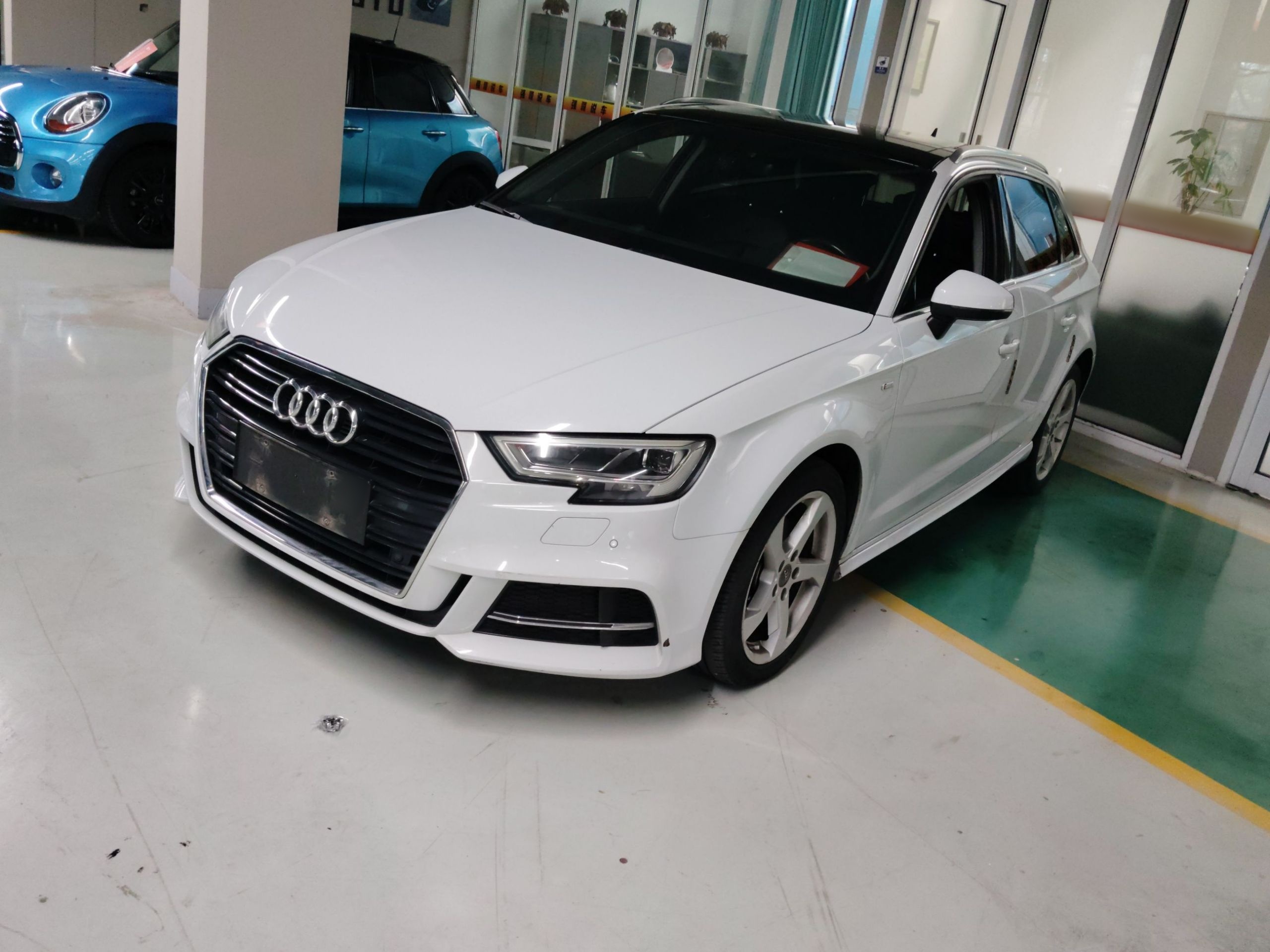 تحت مقدمة السيارة