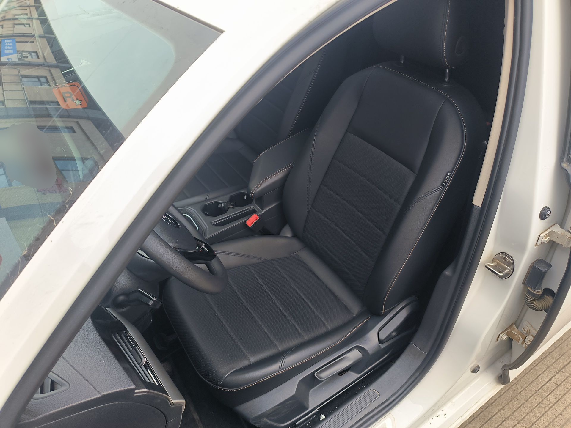 Переднее сиденье в автомобиле