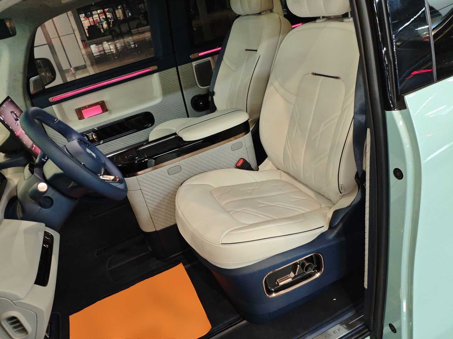 Переднее сиденье в автомобиле