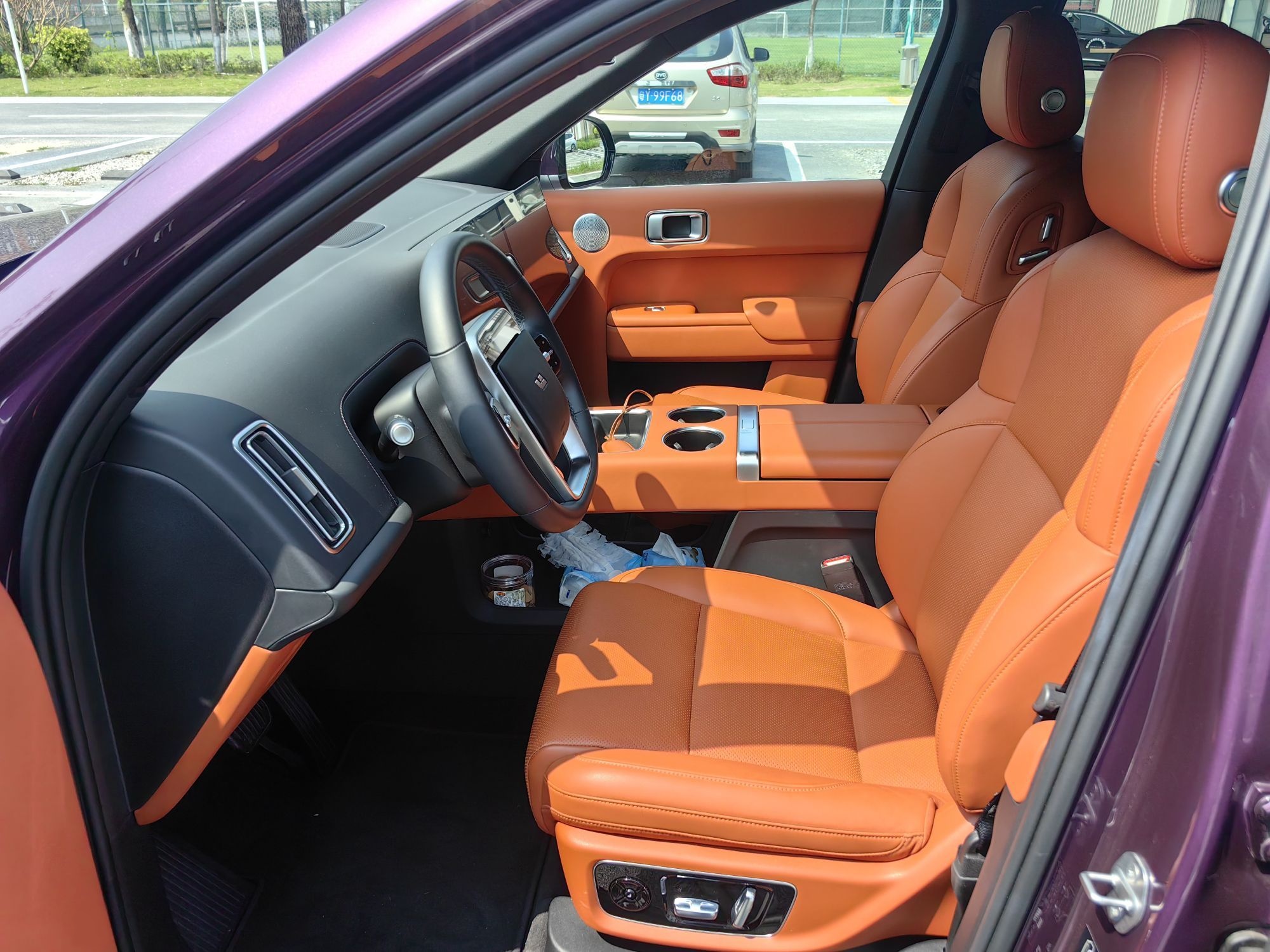 المقاعد الأمامية داخل السيارة