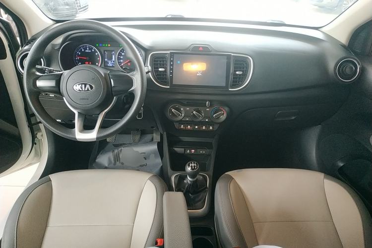 Used Kia Pegas 2019 1.4L Manual Value Edition National VI Standard Center Console