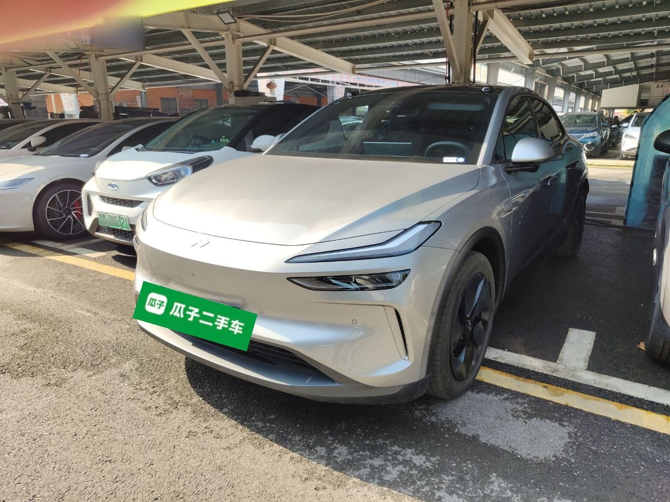 Под передней частью автомобиля