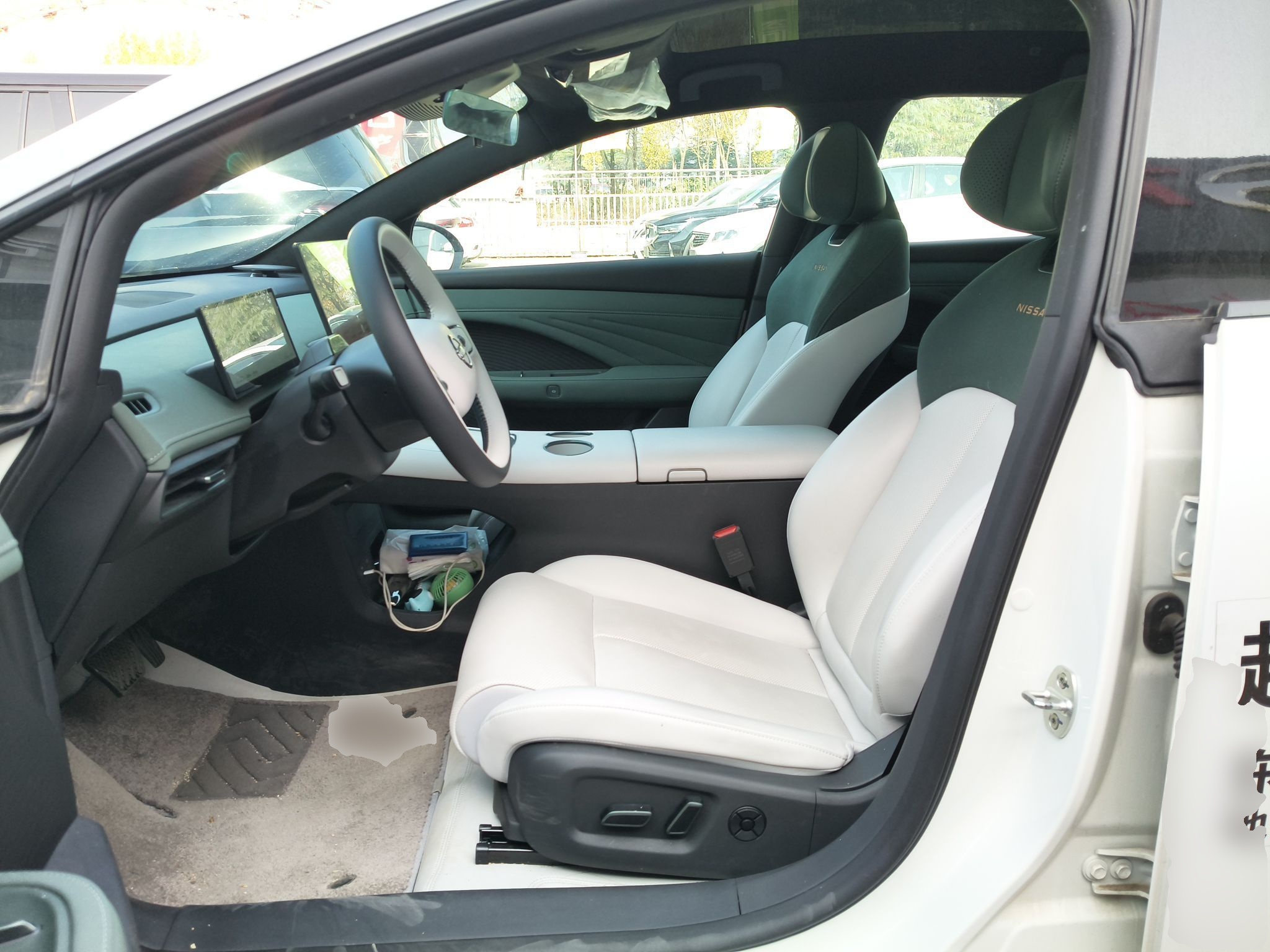 المقاعد الأمامية داخل السيارة