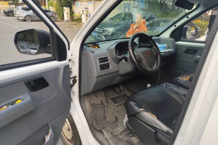 Used Wuling Yangguang 2024 300km Comfort-Grade Passenger Van 60kW
