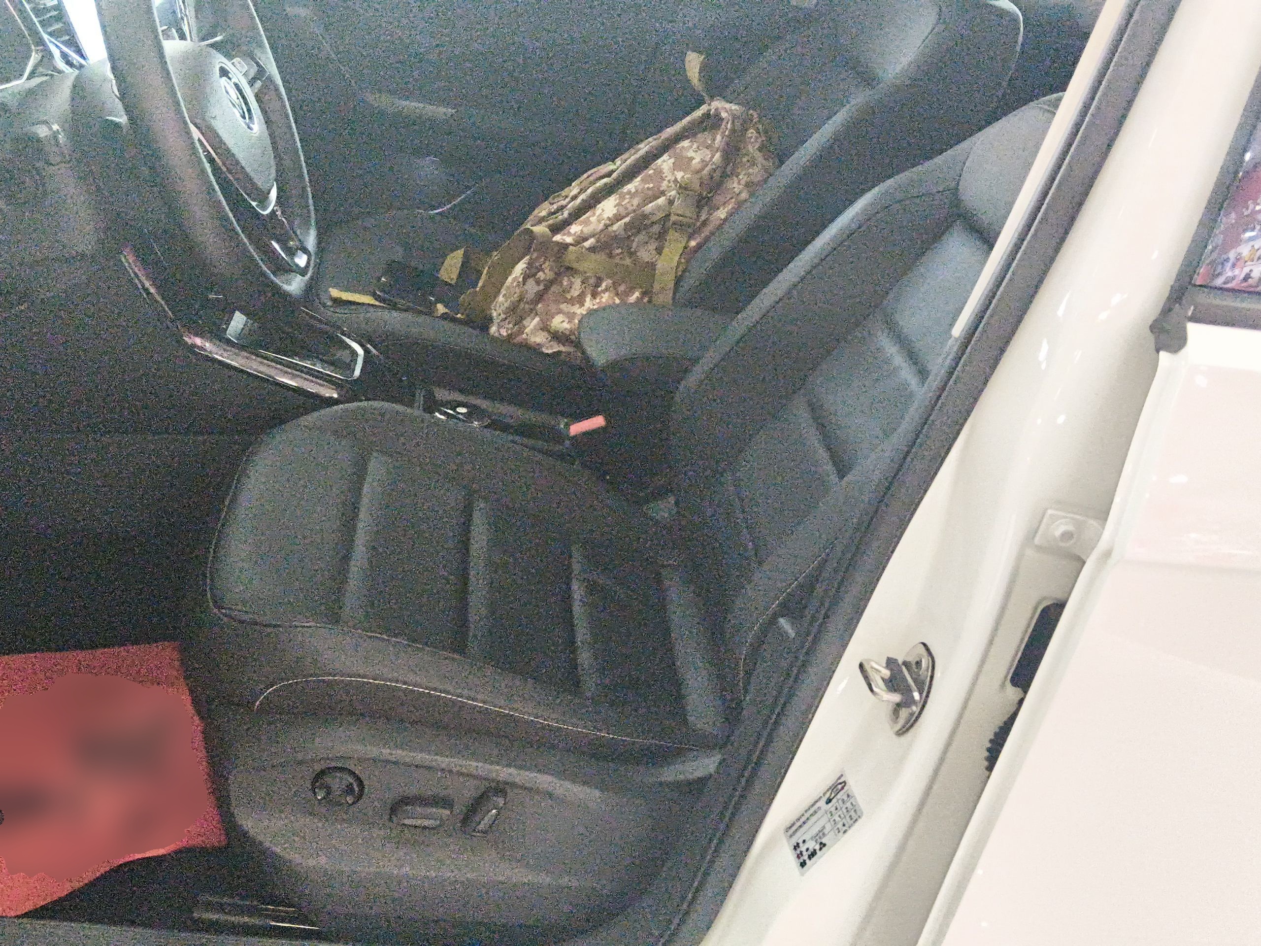 المقاعد الأمامية داخل السيارة