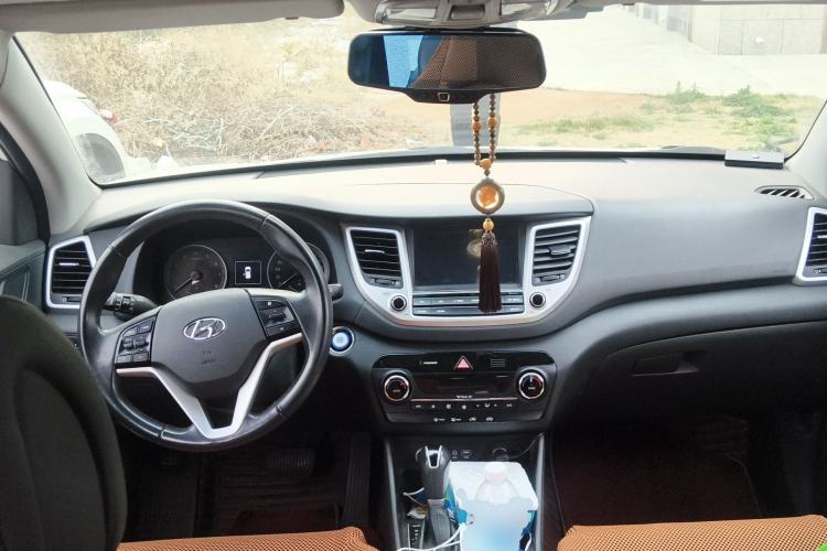 Used Hyundai Tucson 2018 1.6T Dual-Clutch Two-Wheel Drive 15th Anniversary Special Edition Center Console