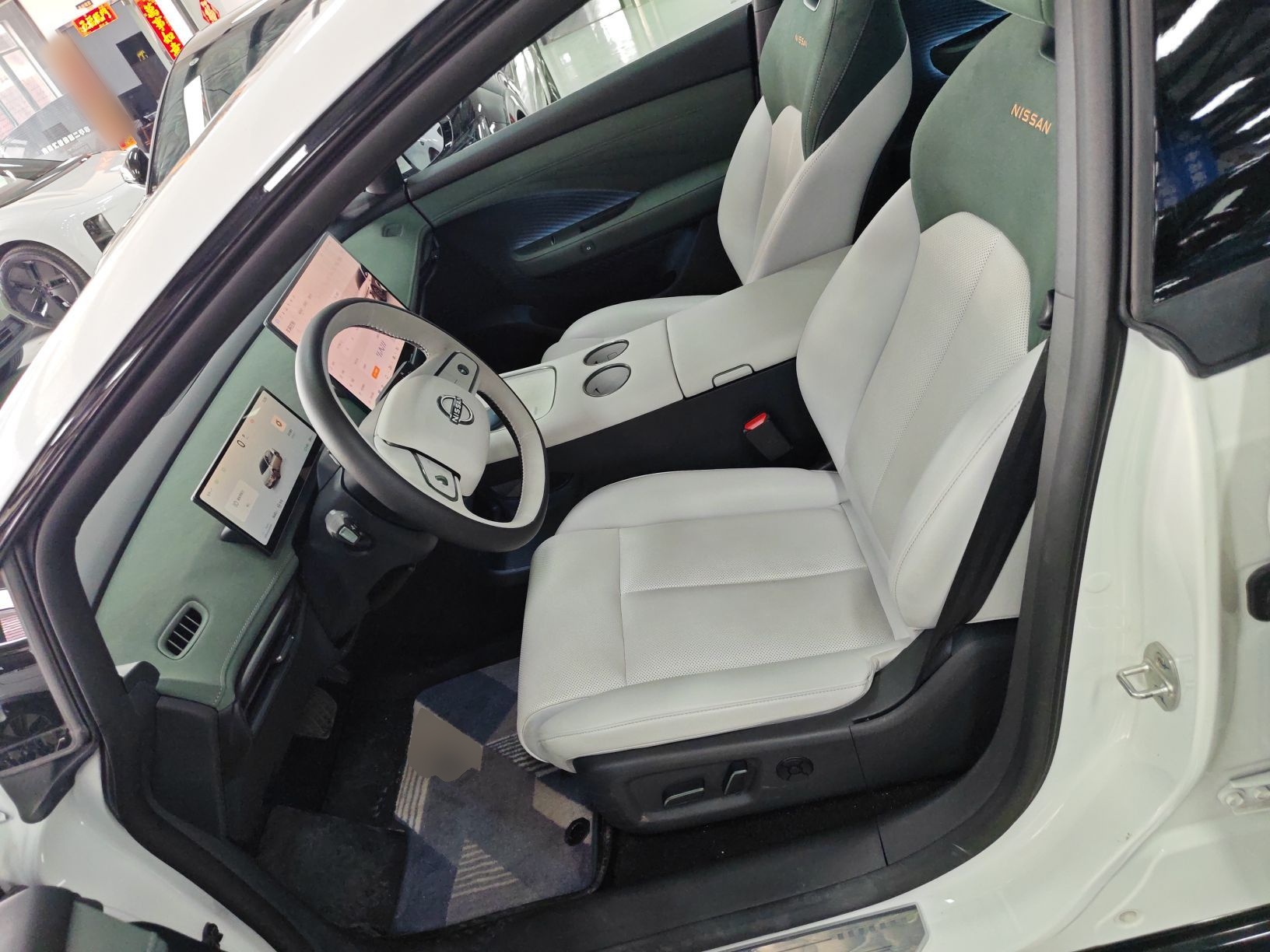 المقاعد الأمامية داخل السيارة