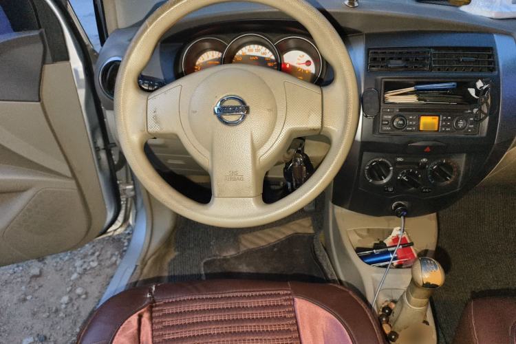 Used Nissan Livina 2010 Jingyue Edition 1.6L Manual All-Around Model Steering Wheel