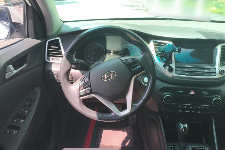 Used Hyundai Tucson 2015 1.6T Dual-Clutch Two-Wheel-Drive Smart Model Steering Wheel