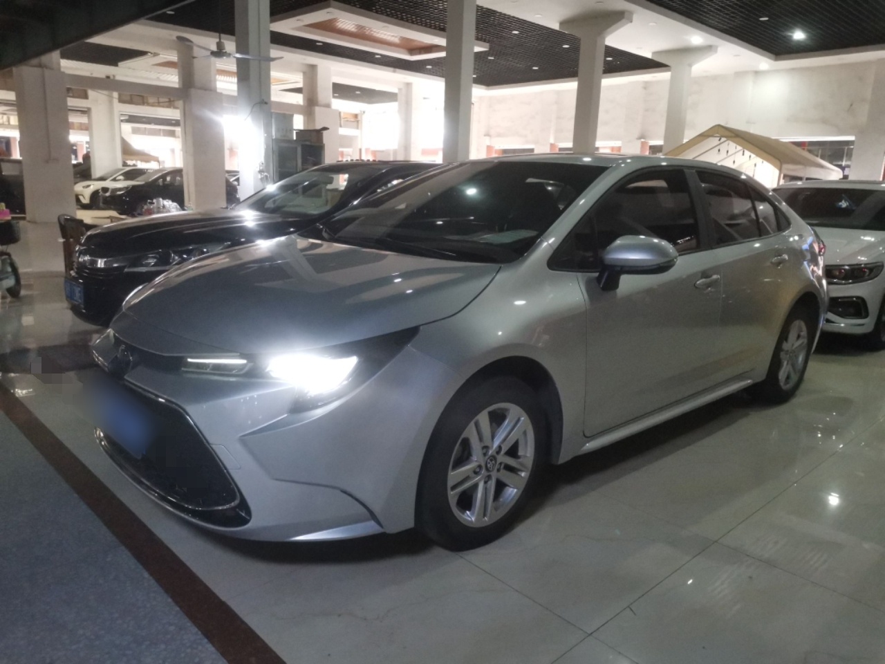 تحت مقدمة السيارة