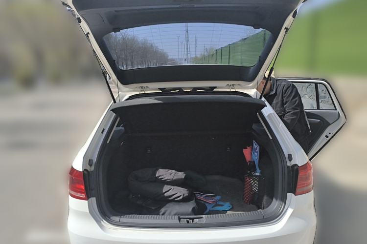 Used Volkswagen Gran Lavida 2013 1.6L Manual Fashion Model