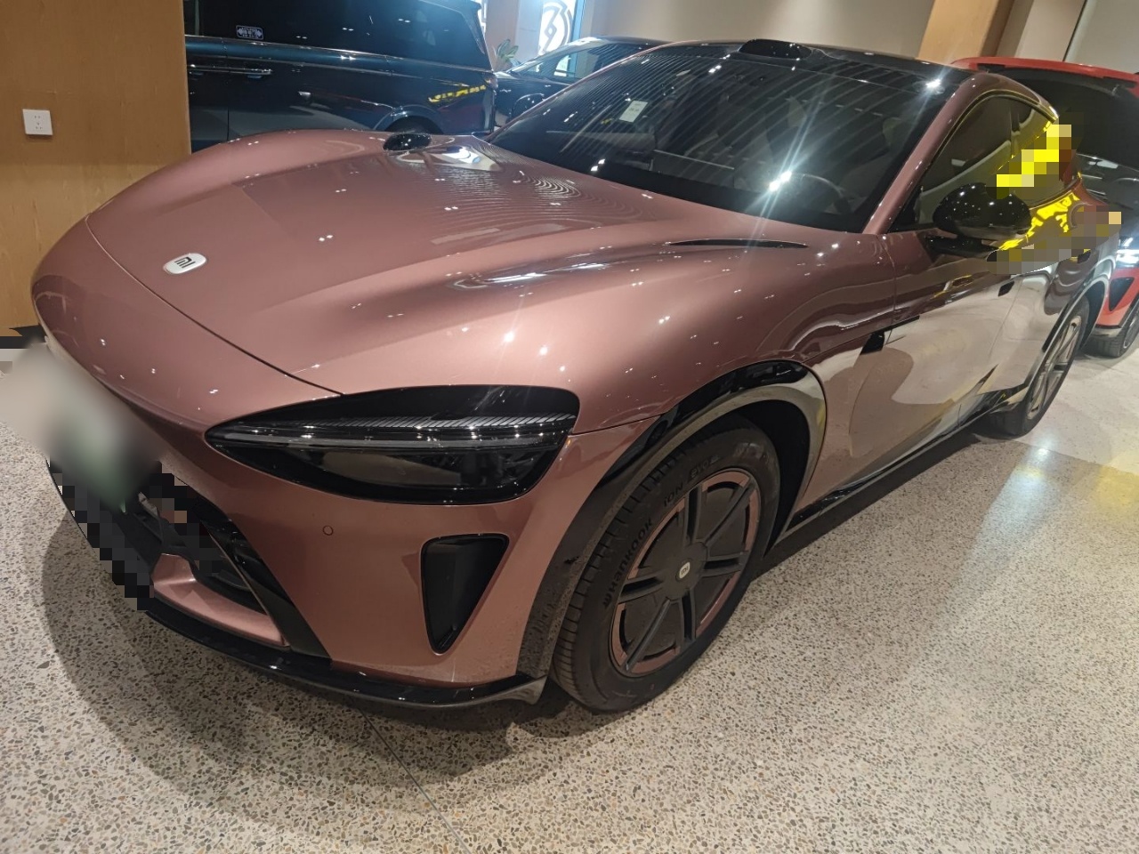 Под передней частью автомобиля